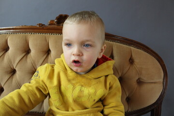 petit garçon blond aux yeux bleus