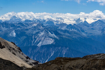 Alpenpanorama im Sommer mit Gletscher