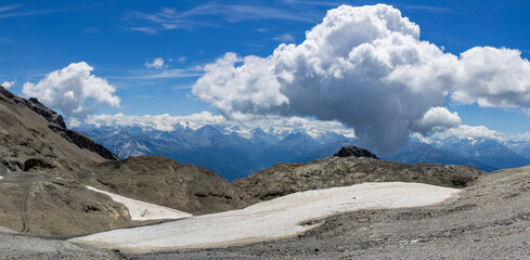Alpenpanorama im Sommer mit Gletscher