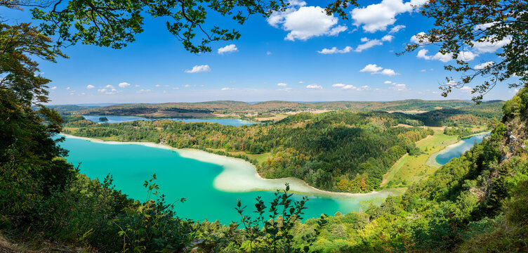 Panorama depuis le c&eacute;l&egrave;bre belv&eacute;d&egrave;re des 4 Lacs dans le Jura en France. Les lacs turquoises contrastent avec les for&ecirc;ts qui commencent &agrave; rev&ecirc;tir les couleurs de l'automne