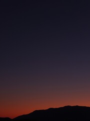 夕暮れ時の空と山のシルエット