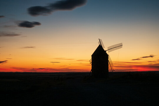 Atardecer sobre molino de Belmonte (Castilla la Mancha)