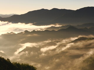 山が雲に覆われて