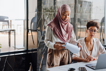 Obraz premium Middle-aged businesswoman and her female assistant working in office
