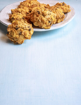 Croccanti biscotti ricoperti di corn flakes per la colazione e spazio vuoto 