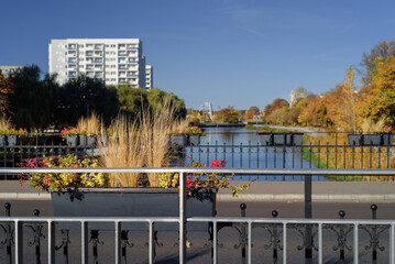 Obraz premium AUTUMN IN CITY - A colorful season on banks of the river