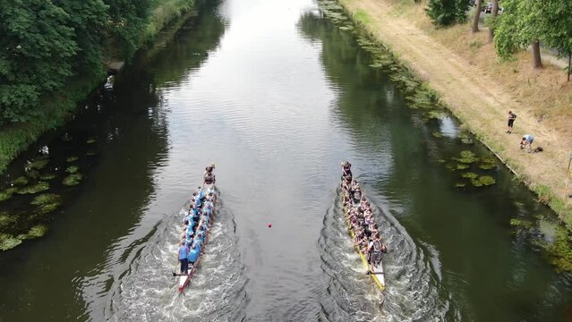 Drachenboot Mannschaft f&auml;hrt Rennen auf einem Fluss (Werre in Herford) Teamsport Kanu Rennsport Wassersport Luftaufnahme