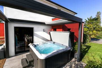 superbe spa extérieur avec pergolas adossée à une maison moderne - 540784208