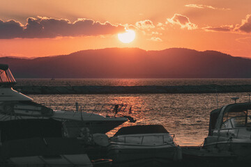 Fototapeta na wymiar Sunset over Lake Champlain taken from Burlington, Vermont with Boats in the foreground
