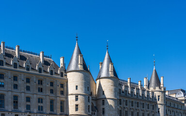 Fototapeta na wymiar Building in Paris on the Seine Coast
