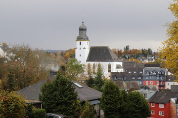 Fototapeta na wymiar Stephanskirche in Simmern. Ortsblick.