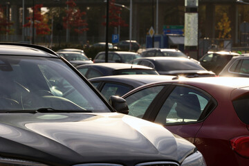 Samochody osobowe zaparkowane na parkingu w mieście. 