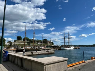 Crédence de cuisine en verre imprimé Ville sur leau Beautiful shot of a pier with vintage pirate ships in Oslo, Norway