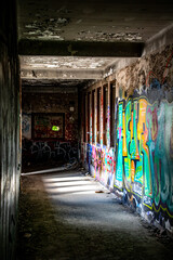 couloir abandonné couvert de graffitis