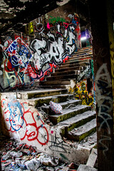 Escalier abandonné couvert de graffiti