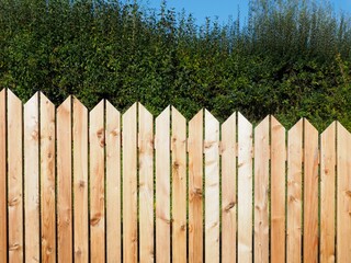 Holzbretter - Sichtschutz durch einen neuer Zaun	