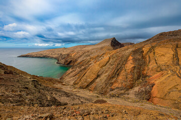 Obraz premium Krajobraz morski. Portugalskie krajobrazy z pochmurnym niebem i widokiem na lazurowy ocean na wyspie Madera. Podróże i wakacje na Maderze.