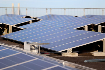 Farma ekologicznych paneli słonecznych na dachu bloku mieszkalnego.  - obrazy, fototapety, plakaty