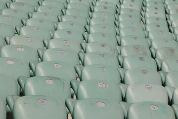 Rzędy składanych krzesełek w stadion na powietrzu. Arena - obrazy, fototapety, plakaty