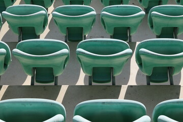 Fototapeta Rzędy składanych krzesełek w stadion na powietrzu. Arena obraz