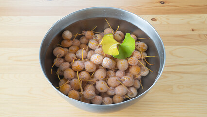 銀杏の実を水に浸す