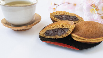 和菓子のどら焼きと緑茶｜桜と春のイメージ