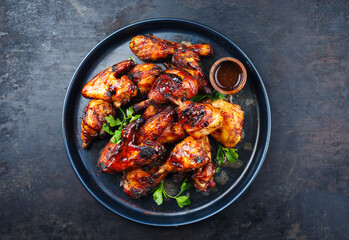 Traditionelle Hähnchenflügel und Keulen vom Grill mit scharfer Chili Mango Sauce und Koriander...