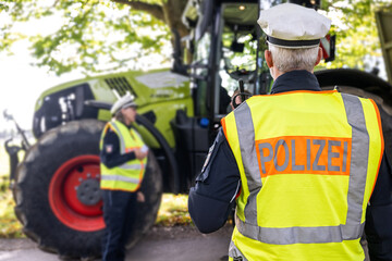 Polizei kontrolliert landwirtschaftliche Fahrzeuge - Traktor © benjaminnolte