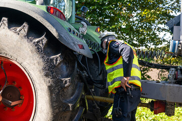 Polizei kontrolliert landwirtschaftliche Fahrzeuge - Traktor