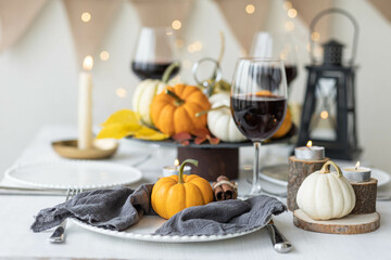 Naklejka premium Idea for a beautiful autumn setting for thanksgiving family dinner or wedding. Orange pumpkin as decor. Cozy fall home atmosphere.