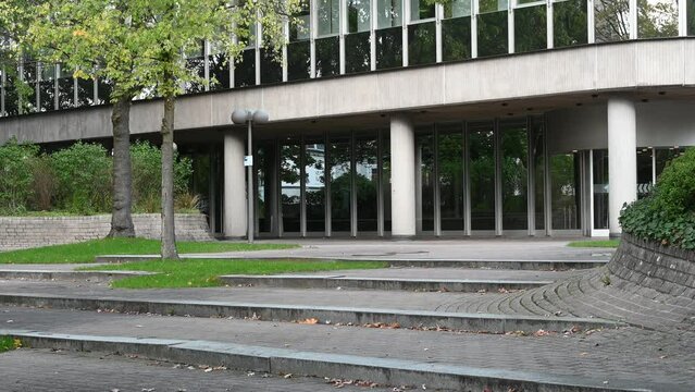 Au&szlig;enansicht der Otto Group Firmenzentrale in Hamburg an einem sonnigen Herbsttag