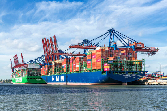 Container ships HMM MIR and EVER APEX at Burchardkai, Hamburg, October 7, 2022