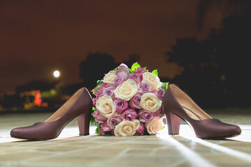 Detalle de zapatos de novia, tacones elegantes, concepto de reportaje de bodas. - obrazy, fototapety, plakaty