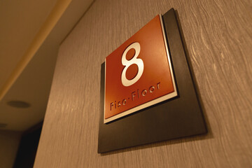 detalle de marco con el numero ocho de entrada de cuarto de hotel lujoso.
