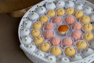 Detalles y decoraci&oacute;n para bodas. Anillos y tarjetas, copas para brindar, meza de bocaditos, mu&ntilde;equitos de los novios.