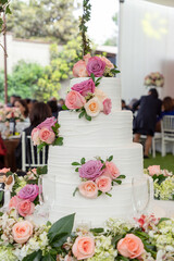 Torta y bouquet de boda, sesión de fotos de novios a contraluz, concepto de reportaje de bodas.
