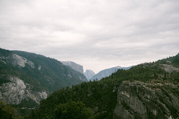 Fototapeta premium Yosemite mountains with fog 