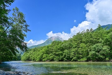青空バックに見る新緑に包まれた梓川と焼岳のコラボ情景＠上高地、長野