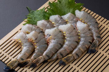 ザルに並んだ海老　shrimp © 健二 中村