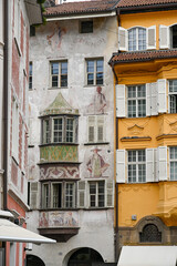 Fototapeta na wymiar Fassade eines historischen Hauses in Bozen, Südtirol, Italien