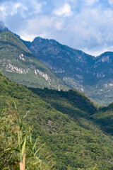 Fototapeta na wymiar Blick auf die Umgebung mit Berge am Kalterer See / Lago di Caldaro, Kaltern, Provinz Bozen, Südtirol Italien