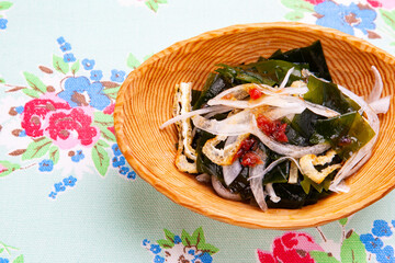 家庭料理　ワカメと晒し玉ねぎ・油揚げのサラダ　日本