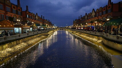 Fototapeta na wymiar city canal at night