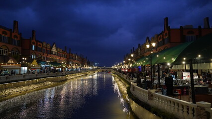 Fototapeta na wymiar city canal at night