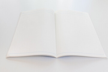 机の上に開かれた白のノート