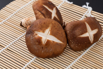 ザルに置かれた椎茸　mushroom
