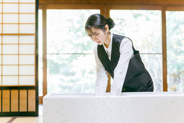 納棺をする葬儀スタッフ（納棺師）
