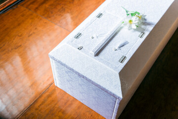 お葬式の棺桶と仏花
