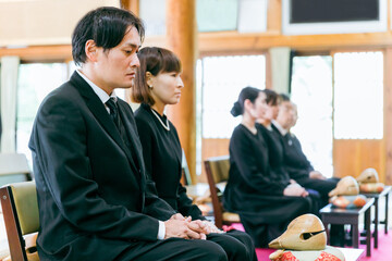 お葬式に参列した遺族
