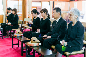 お葬式に参列して号泣する遺族
